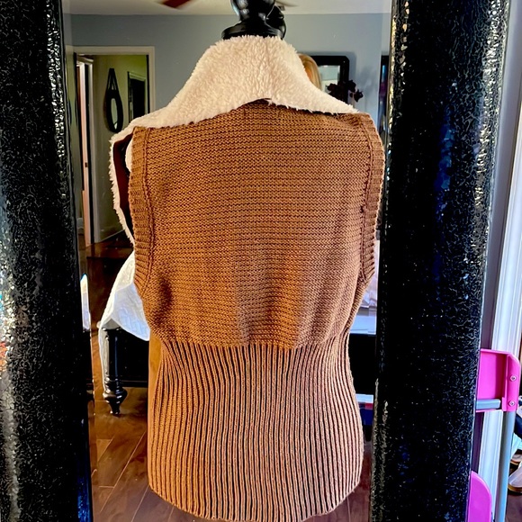 Shearling and faux suede sweater vest. 🤎 - Picture 3 of 3